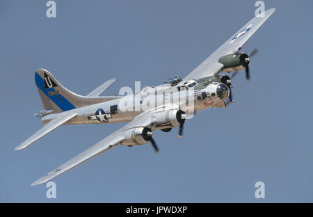 USAF Boeing B - 17G Flying Fortress namens "Sentimental Journey" mit Betty Grable Nose Arts im fliegen-Display an der 1997 Confederate Air Force Airsh Stockfoto