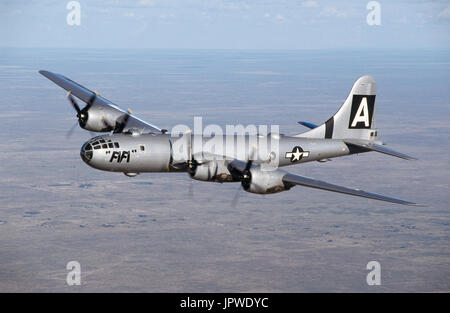 USAF Boeing b-29 Super Festung namens "FiFi" fliegen über eine Wüstenlandschaft Stockfoto