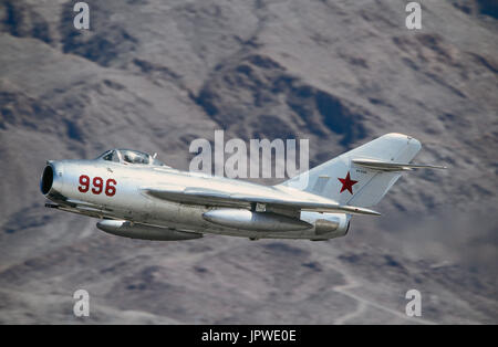 USSR Sowjetunion - Air Force Mikoyan MiG-15 Fagot klettern nach dem Start mit Bergen im Hintergrund Stockfoto