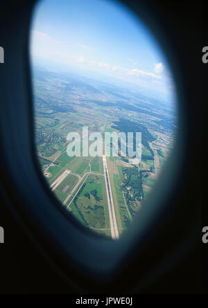 Passagiere-Eye-View von Verkehrsflugzeug Fenster die Pisten des Flughafens Stockfoto