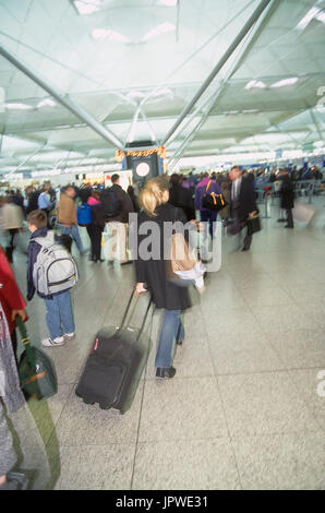 Flughafen terminal innere Decke und Struktur Detail im Check-in-Bereich Passagiere mit Gepäck zu Fuß Stockfoto