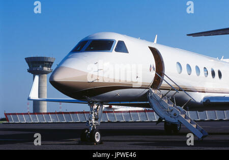 Gulfstream 500 geparkt mit Explosion Zaun und Flugverkehr Kontrollturm hinter Bugrad Fahrwerk, Airstairs und Winglet des Golfers Greg Norman pr Stockfoto