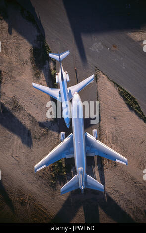 Wüste Lagerungssicht Antenne einer American Airlines McDonnell Douglas DC-10 und Boeing 727-100 USPS ganz in der Nähe geparkt, wie in einer Umarmung oder kuscheln Stockfoto