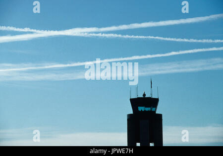 mehrere Flugzeuge Kondensstreifen über den Flugverkehr Kontrollturm bei Las Vegas International Stockfoto