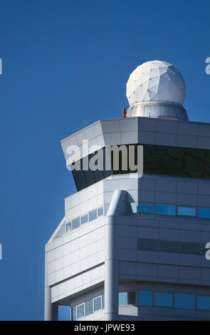 Flugverkehr Kontrollturm Sichtkontrolle Raumfenster mit Radar auf dem Dach Stockfoto