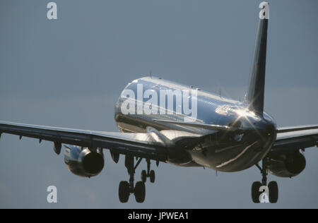 generische Airbus A321-200 auf Finale-Ansatz mit Klappen eingesetzt und Sonne glitzerte von Rumpf und Tragflächen Stockfoto