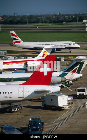 eine internationale Mischung der Heckflossen der Swiss International Airlines Airbus A321-200, Alitalia und Iberia McDonnell Douglas MD-80 mit British Airways Stockfoto