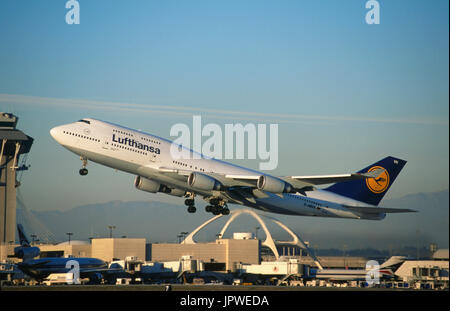 Lufthansa Boeing 747-400 Massenermittlung, Delta Air Lines McDonnell Douglas MD-1 und 727-200 geparkt am Terminal mit Flugverkehr Kontrollturm und die Stockfoto