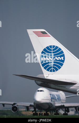 Pan bin Boeing 747-100 s Rollen in einer Warteschlange, namens die Schwanzflosse 747 'Clipper Ocean Spray' und Nase der 747-100 benannte "Juan T. Trippe" Stockfoto