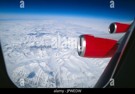 GE CF6 - 80 2 Triebwerksverkleidungen eines Fluges Virgin Atlantic Airways Boeing 747-400 von LHR-LAX über dem Atlantischen Ozean zeigt die Krümmung der Stockfoto