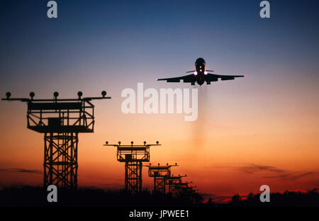 eine Boeing 727 auf Finale-Ansatz Flug über Anflugbefeuerung mit einer Spur von Schwarz-Rauch aus den Motoren Stockfoto