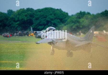 Royal Air Force RAF BAE Harrier GR-7 Massenermittlung mit Jet-Auspuff Balst auf der 1996 Middle Wallop Air Show Stockfoto