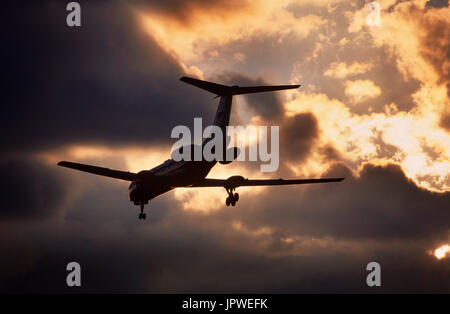 Aeroflot Russian Airlines Tupolew Tu-134 Crusty auf Finale-Ansatz in der Abenddämmerung Stockfoto