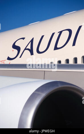 Rolls-Royce RB211 - 524 4 Motor Aufnahme und Rumpf eine Saudi Arabian Airlines Boeing 747-400 Stockfoto