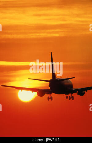 Boeing 737-200 auf Finale-Ansatz bei Sonnenuntergang Stockfoto