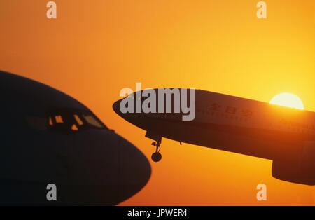 ANA Boeing 767-200 Massenermittlung mit Nase von 767 und Sonnenuntergang hinter Stockfoto