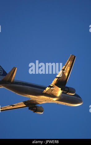 Air New Zealand Boeing 767-200ER Klettern auf dem Weg in der Dämmerung Stockfoto