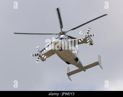 Prototyp Eurocopter EC 155 X3 Dauphin fliegen in einem fliegen-Anzeige Validierung Flug auf der Paris Airshow Salon du Bourget 2011 Stockfoto