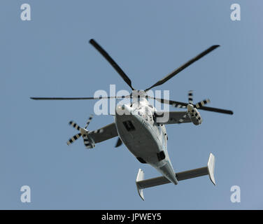 Prototyp Eurocopter EC 155 X3 Dauphin fliegen in einem fliegen-Anzeige Validierung Flug auf der Paris Airshow Salon du Bourget 2011 Stockfoto