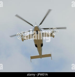 Prototyp Eurocopter EC 155 X3 Dauphin fliegen in einem fliegen-Anzeige Validierung Flug auf der Paris Airshow Salon du Bourget 2011 Stockfoto