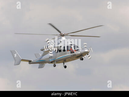 Prototyp Eurocopter EC 155 X3 Dauphin fliegen in einem fliegen-Anzeige Validierung Flug auf der Paris Airshow Salon du Bourget 2011 Stockfoto