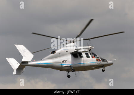 Prototyp Eurocopter EC 155 X3 Dauphin fliegen in einem fliegen-Anzeige Validierung Flug auf der Paris Airshow Salon du Bourget 2011 Stockfoto