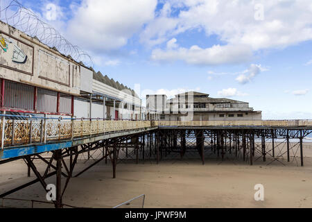 Seitliche Sicht auf den Verfall von Colwyn Bay Pier mit den Gezeiten, und der Strand menschenleer.  Bild wurde einen hellen sonnigen Tag aufgenommen. Stockfoto