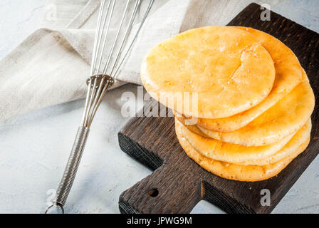 Diätetische Ernährung. Das Konzept der Low-Gluten glutenfrei allergiefreie Snack. Hausgemachte frisch gebackene Tortillas cloud Brot aus Eiern und Sahne chee Stockfoto