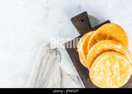 Diätetische Ernährung. Das Konzept der Low-Gluten glutenfrei allergiefreie Snack. Hausgemachte frisch gebackene Tortillas cloud Brot aus Eiern und Sahne chee Stockfoto