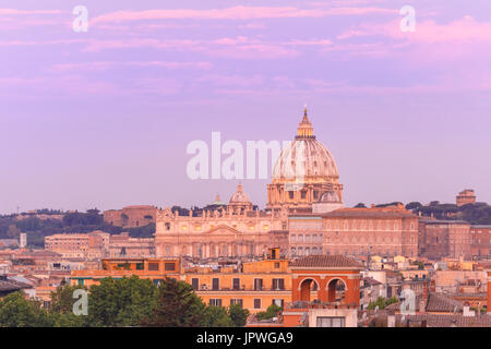 St. Peter Kathedrale bei Sonnenuntergang in Rom, Italien. Stockfoto