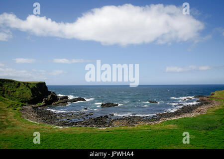 Malerische Portnaboe sitzt gerade unterhalb der Mitte des Giant's Causeway Besucher und die Heimat des berühmten Finn McCool kamel Bushmills Antrim Nordirland Stockfoto