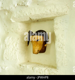 RAM-Skulptur auf Steinmauer Stockfoto
