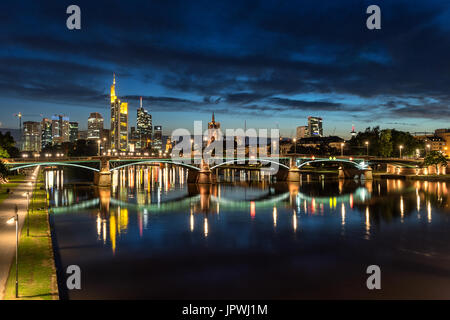 Blick über den Main der CBD in Frankfurt am Main Stockfoto