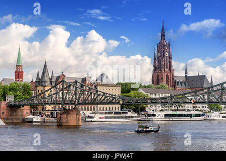 Blick über den Main der CBD in Frankfurt am Main Stockfoto