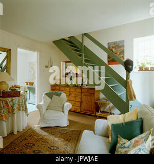 Edwardian Wohnzimmer mit Treppe Stockfoto