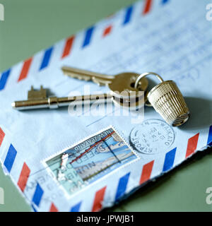Schlüssel auf Umschlag Stockfoto