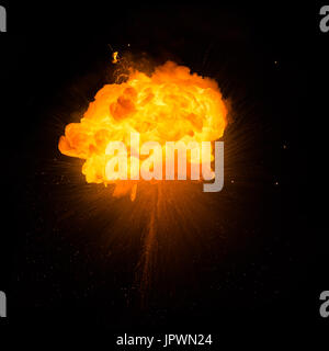 Realistische feurige Explosion mit Funken über einen schwarzen Hintergrund Stockfoto