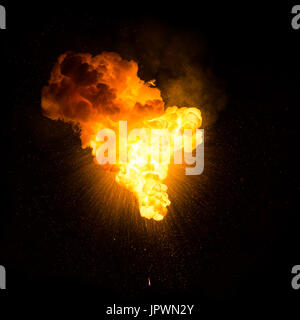 Realistische feurige Explosion mit Funken über einen schwarzen Hintergrund Stockfoto