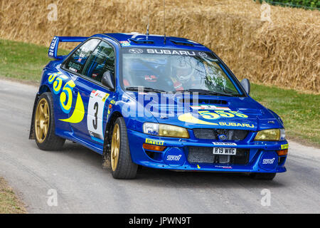 Ex-Colin McRae 1997 Subaru Impreza WRC Rallye-Auto mit Fahrer Steve Rockingham auf die 2017 Goodwood Festival of Speed, Sussex, UK. Stockfoto