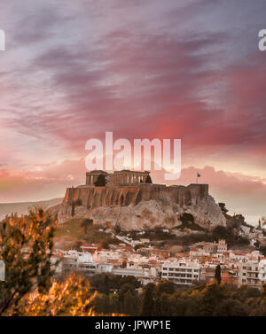 Akropolis mit Parthenon Tempel gegen Sonnenuntergang in Athen, Griechenland Stockfoto