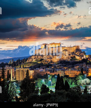 Akropolis mit Parthenon Tempel gegen Sonnenuntergang in Athen, Griechenland Stockfoto