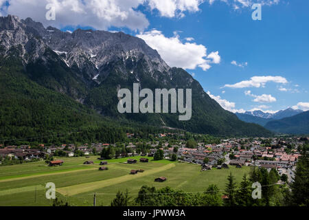 Blick über Mittenwald Stadt in den Bayerischen Alpen, Deutschland Stockfoto