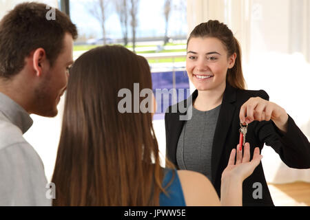 Immobilienmakler die Heimat Schlüssel nach einem Verkauf in einem Haus-Interieur Stockfoto