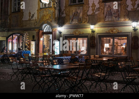 Obermarkt Straße und Kirche St. Peter und Paul in Mittenwald bei Nacht, Bayern, Germany Stockfoto