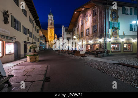 Obermarkt Straße und Kirche St. Peter und Paul in Mittenwald bei Nacht, Bayern, Germany Stockfoto