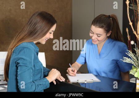 Krankenschwester oder Zahnarzt, die Teilnahme an einem Client in einem Klinik-Empfang Stockfoto