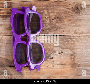 Zwei 3D-Brillen auf hölzernen Hintergrund Stockfoto