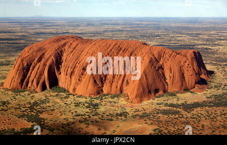 Luftaufnahme des Uluru (Aires Rock), Uluṟu-Kata-Tjuṯa-Nationalpark, Northern Territory, Australien Stockfoto