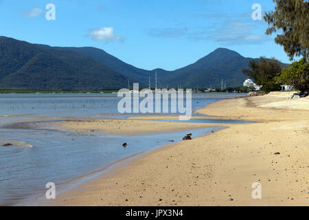 Blick auf den nördlichen Teil des Cairns Esplanade, mit Blick auf den Pier und den Mrina, Far North Queensland, Australien Stockfoto