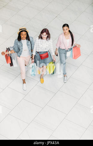 Vogelperspektive Blick auf stilvolle junge Frauen gehen mit Einkaufstüten, junge Mädchen shopping Konzept Stockfoto